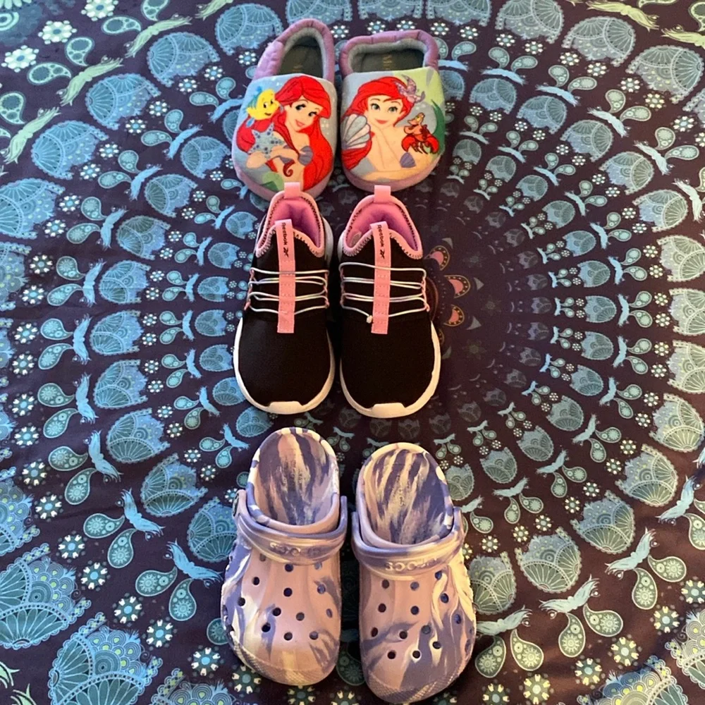 🌈🌈Girls size 9 and 9/10 3 pairs of footwear - Picture 1 of 7
